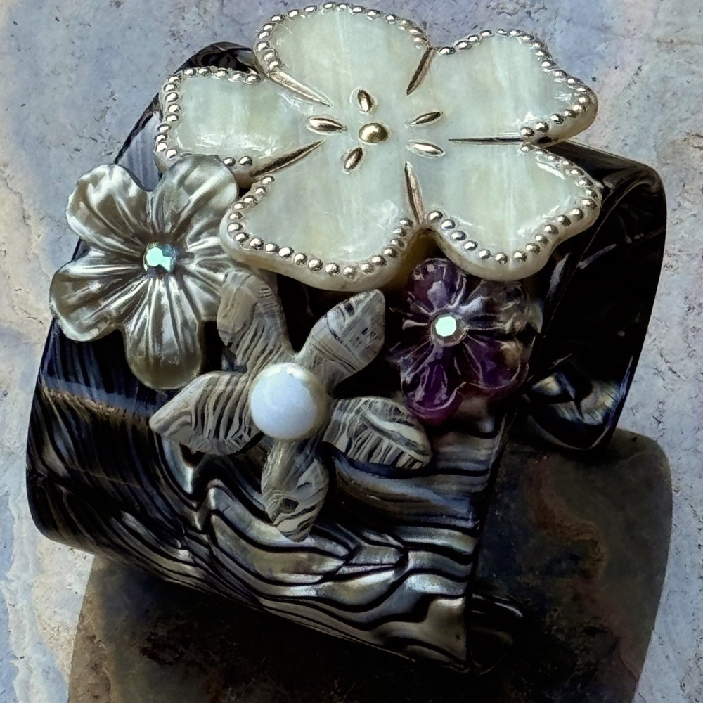 Vintage Bakelite like stunning flower and mother of pearl cuff bracelet - Picture 1 of 11